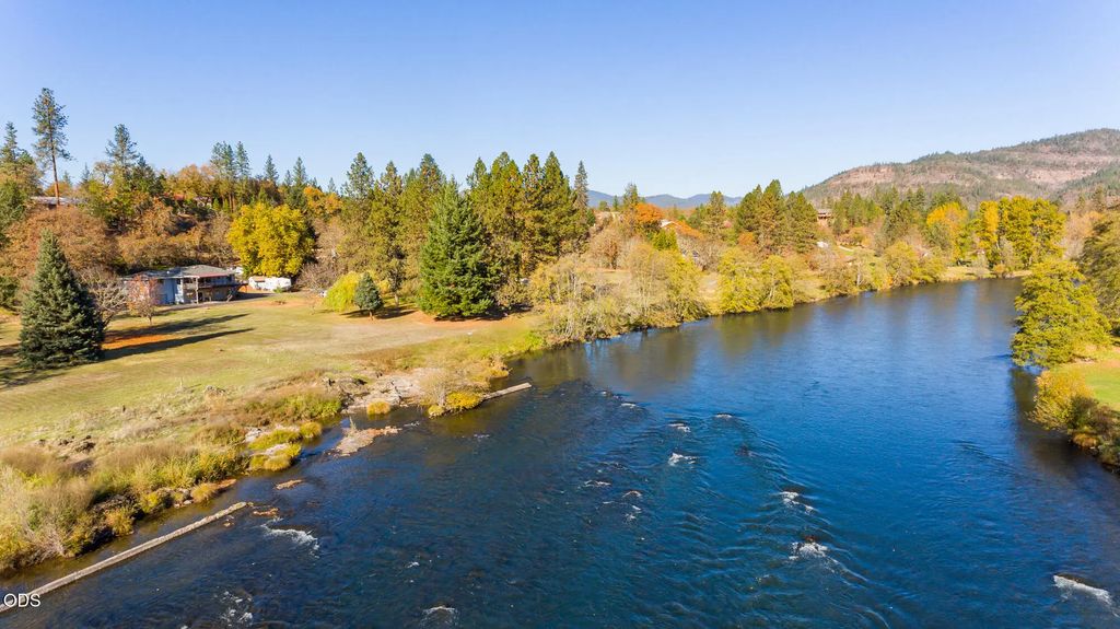 7266 Rogue River Drive, Shady Cove