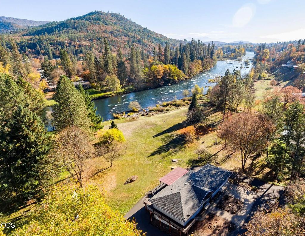 7266 Rogue River Drive, Shady Cove