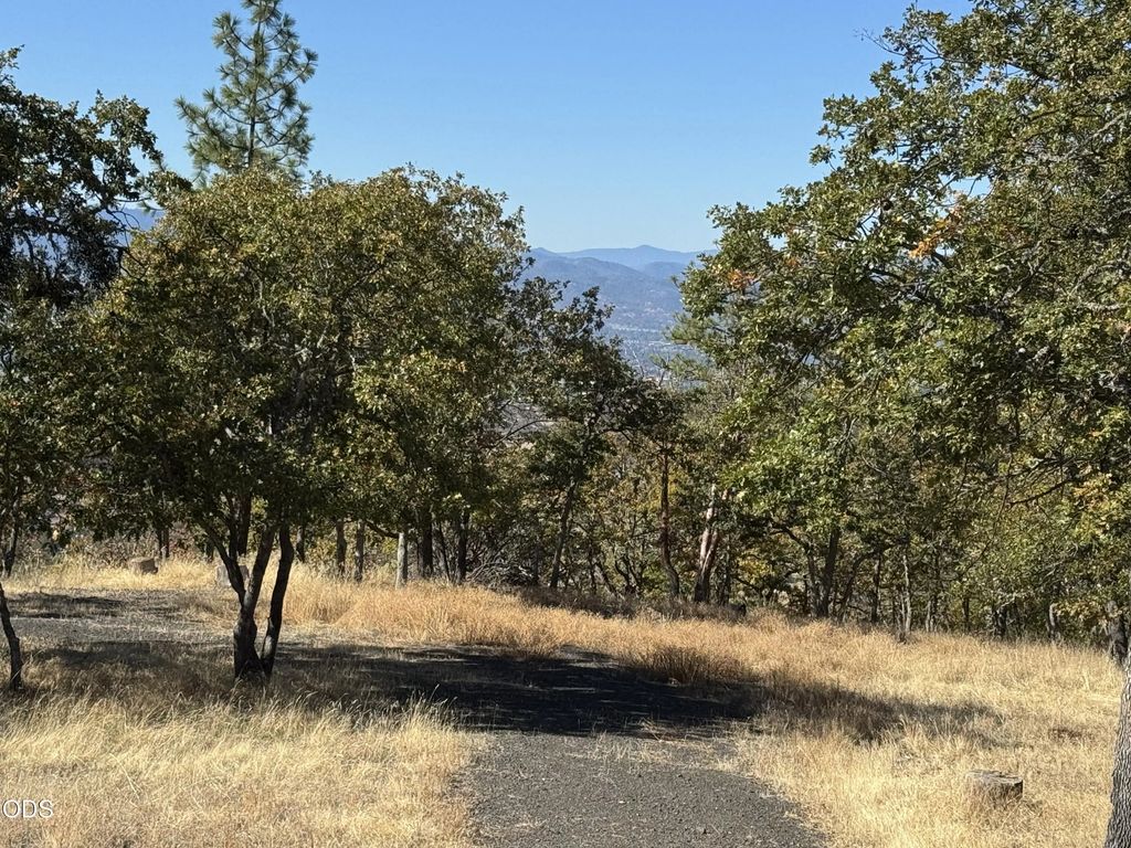 6061 Hillcrest Road, Medford