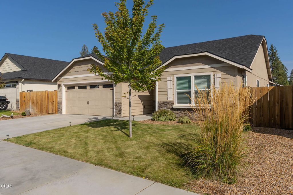 1822 W Kallberg Avenue, Sisters