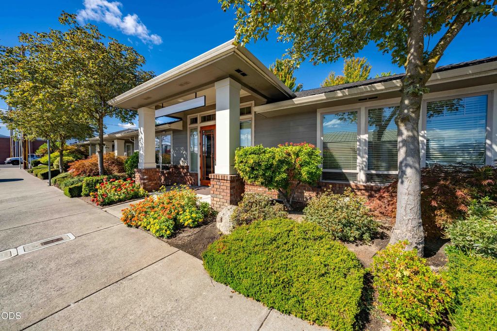 2436 W Main Street, Medford