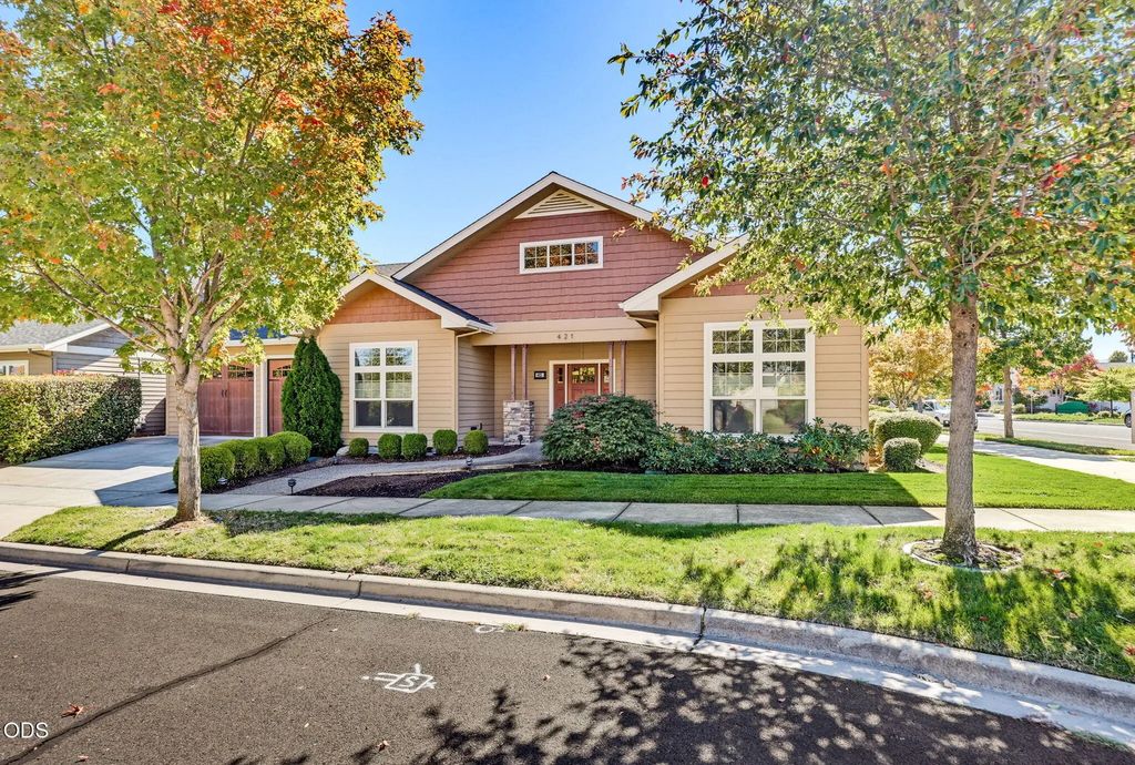 421 Stone Pointe Drive, Central Point