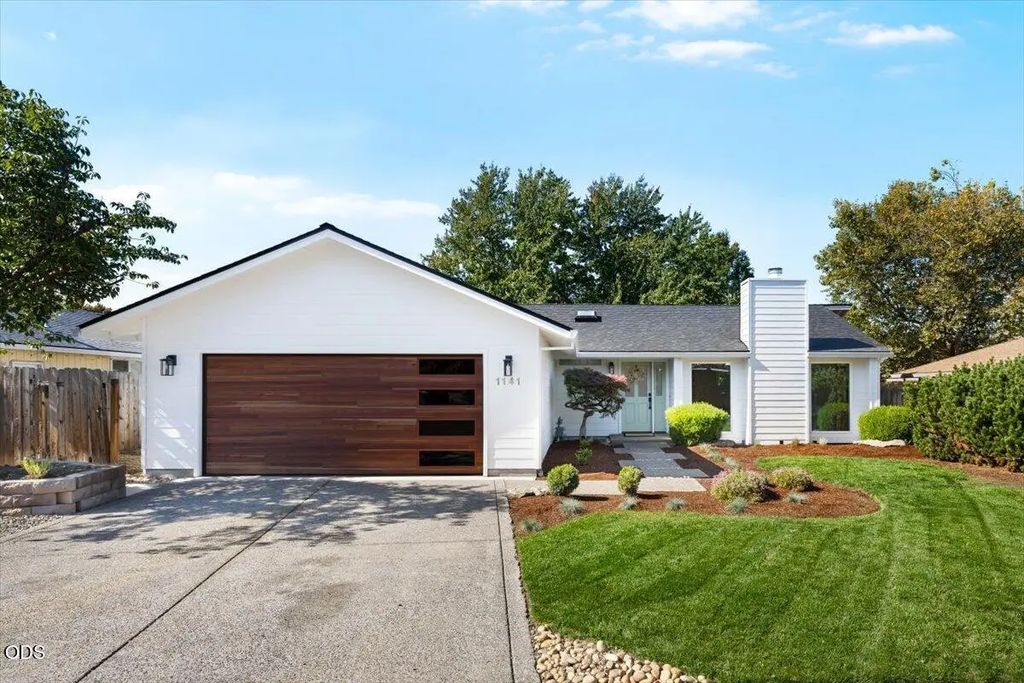 1141 N Modoc Avenue, Medford
