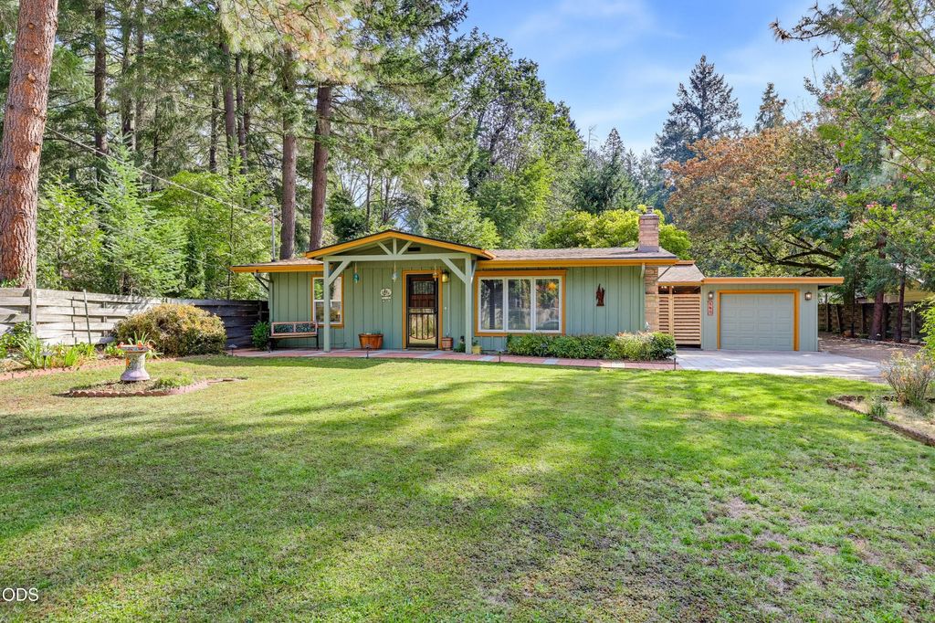 383 Whispering Pines Lane, Grants Pass