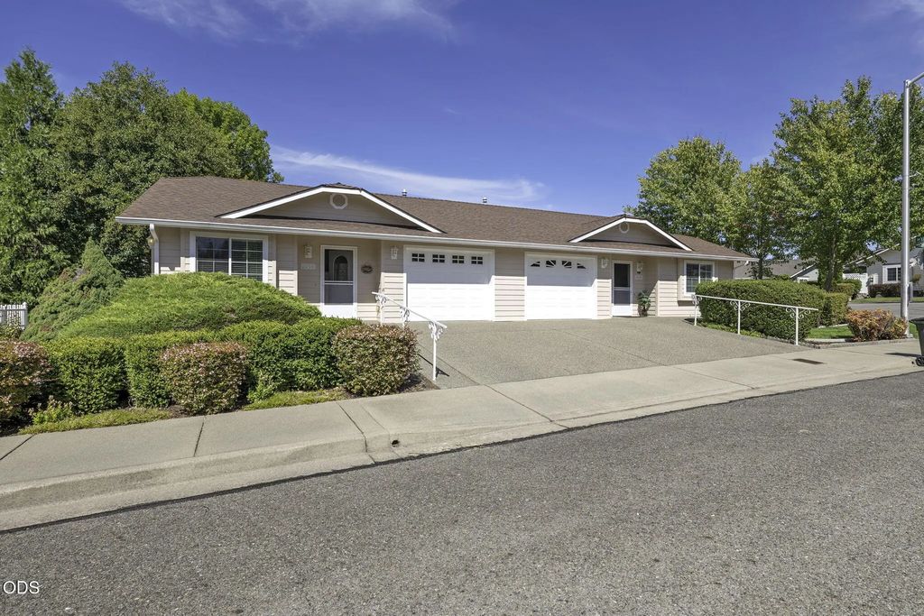3036 University Road 3036-3038, Grants Pass