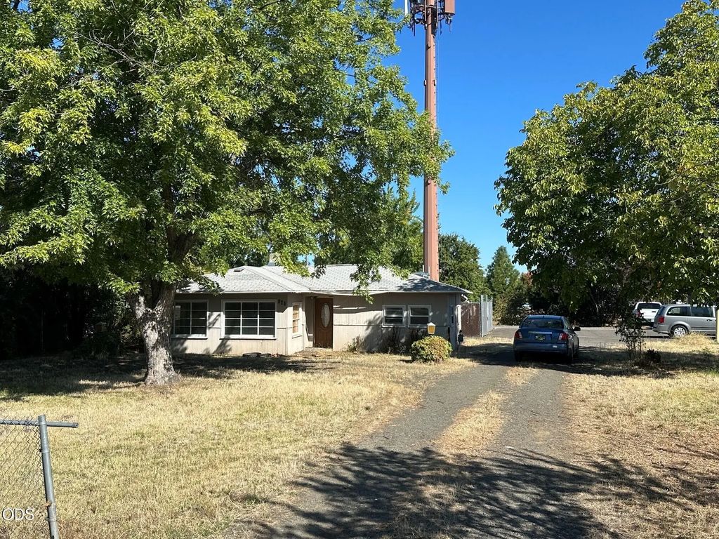 925 Gilman Road, Medford