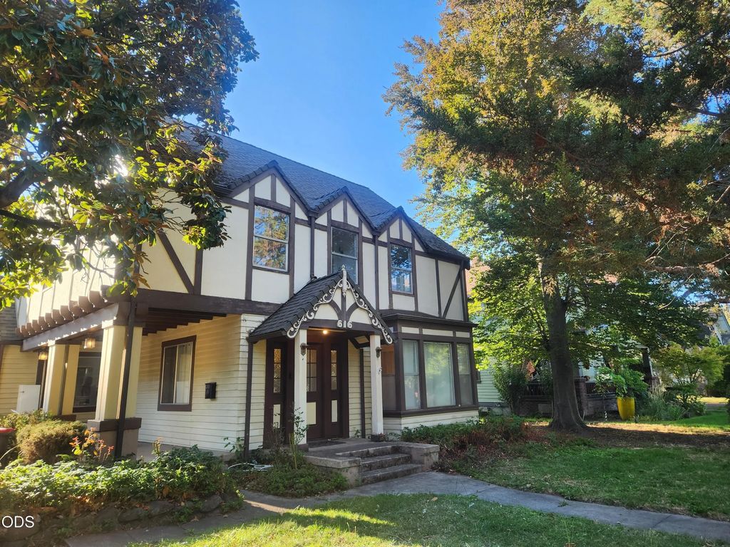 616 S Oakdale Avenue, Medford