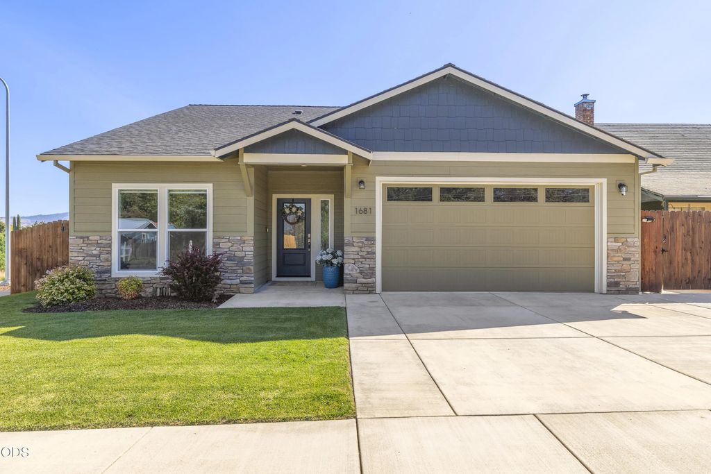 1681 Thomas Road, Medford