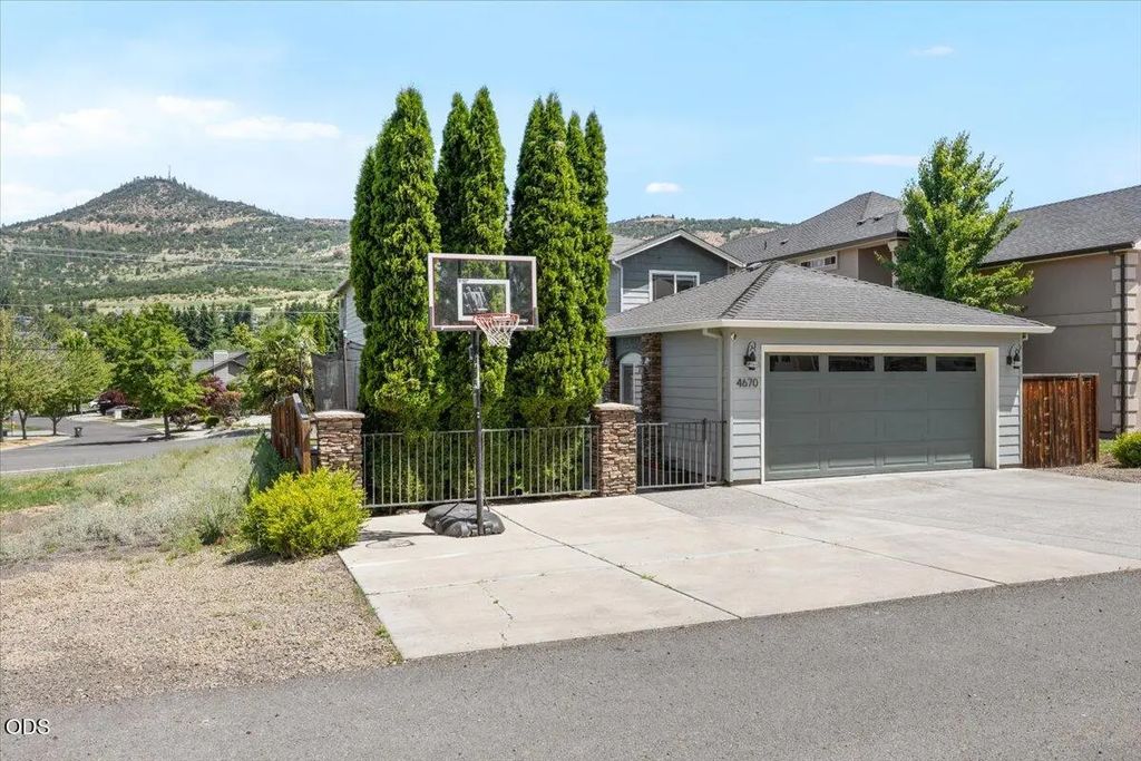 4670 Hillcrest Road, Medford