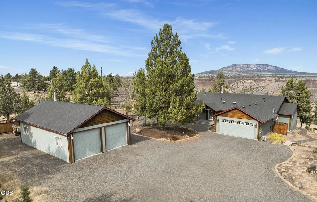 6040 Sw Shad Road, Terrebonne