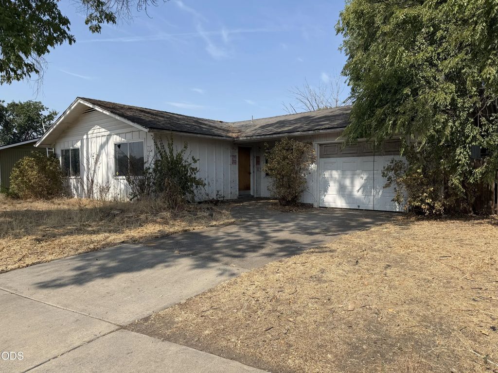 8005 Gladstone Avenue, White City