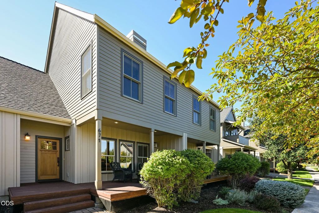 671 W Jefferson Avenue, Sisters