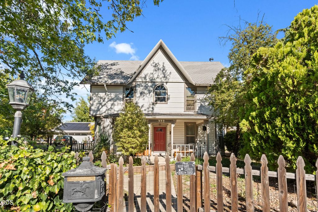 322 N 3rd Street, Central Point