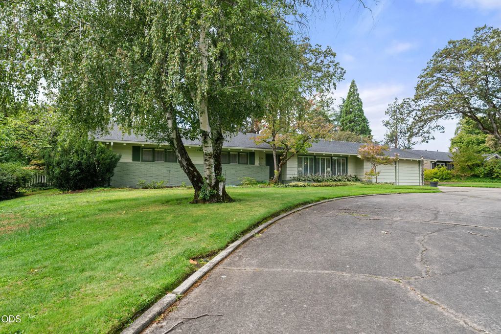 2232 Siskiyou Boulevard, Medford