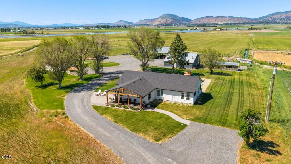 9431 Hill Road 9431 & 9435, Klamath Falls