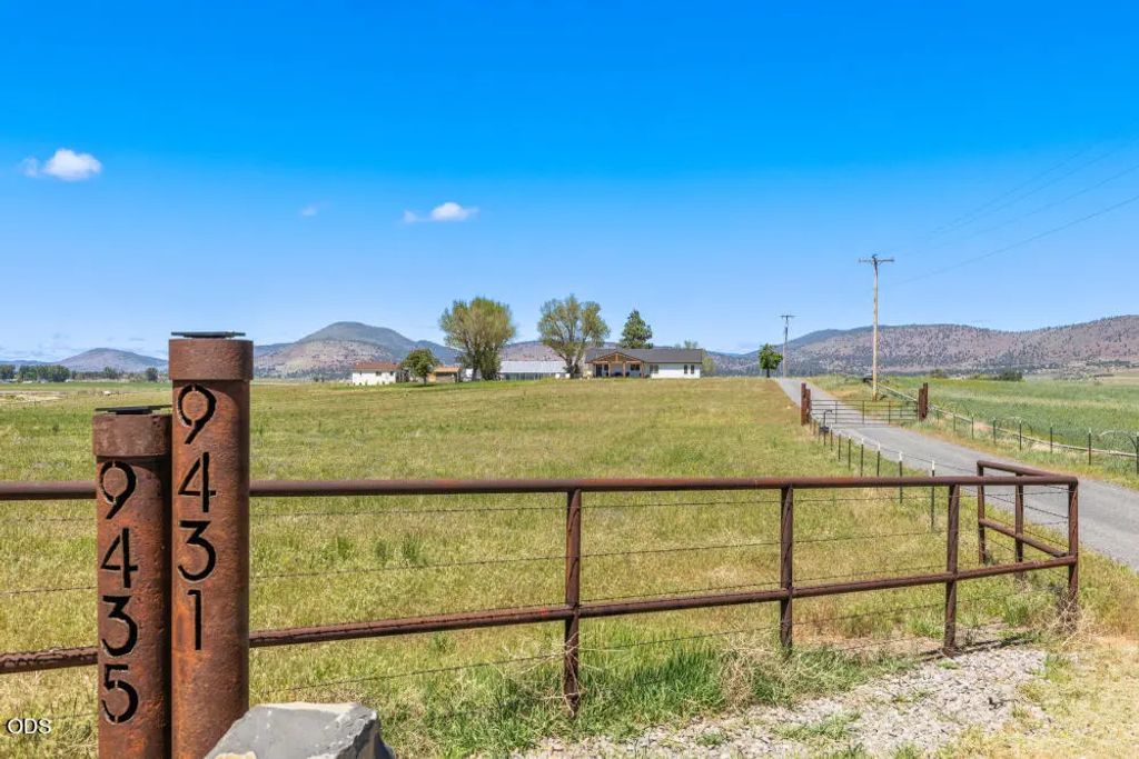 9431 Hill Road 9431 & 9435, Klamath Falls
