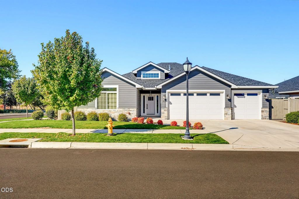 436 Montana Way, Medford