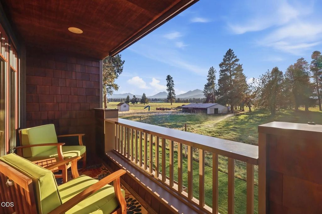 377 S Pine Meadow Street, Sisters