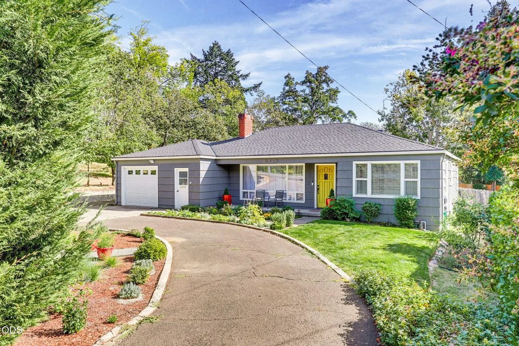2418 Hillcrest Road, Medford