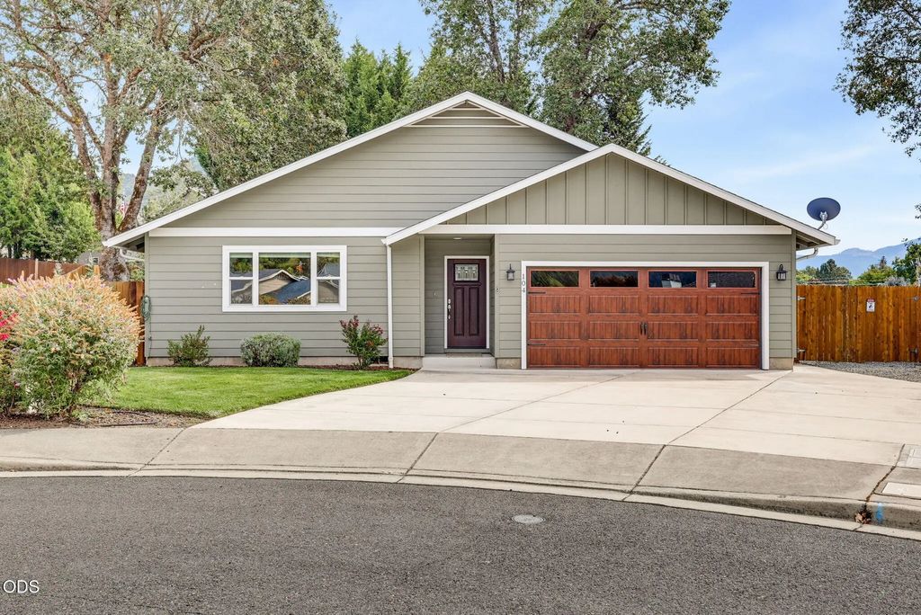 104 Vista Circle, Rogue River