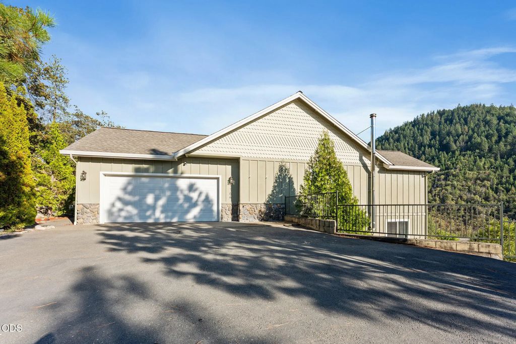 1144 Colonial Drive, Grants Pass