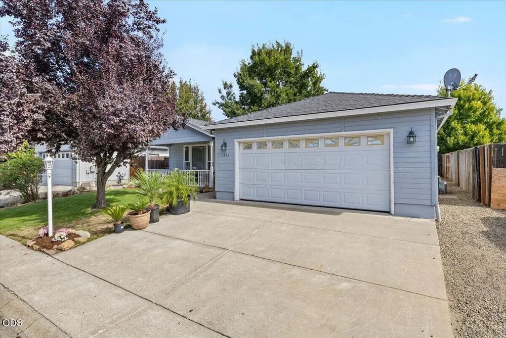 1233 Pheasant Way, Central Point