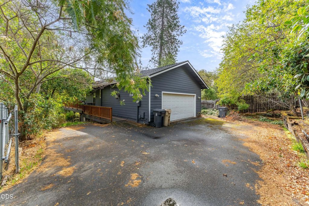 759 Nw Bellevue Place, Grants Pass