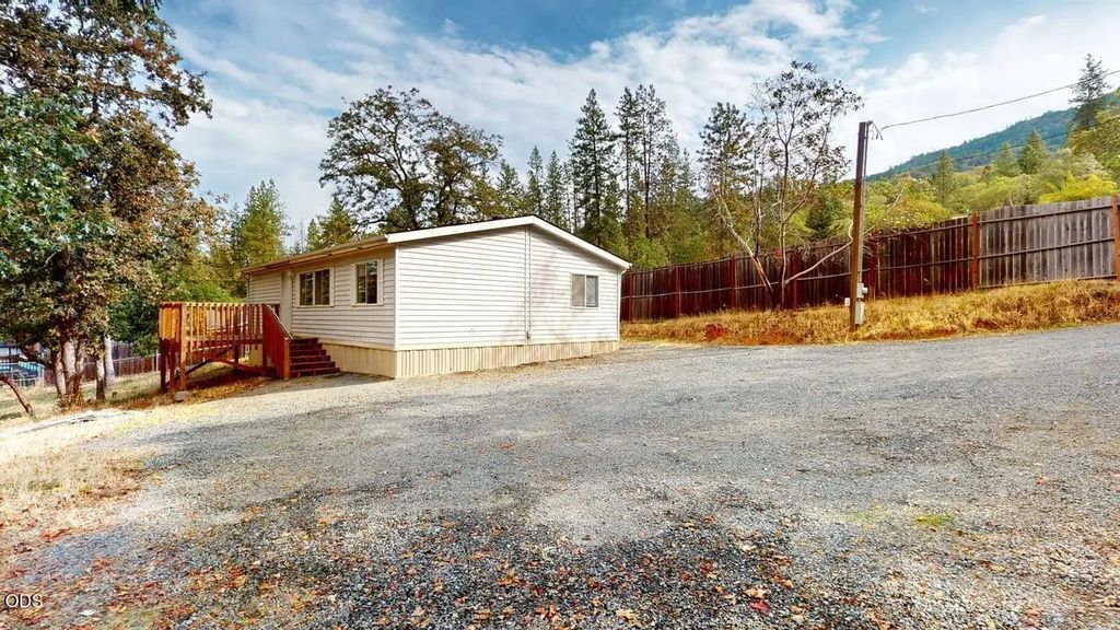 1216 Summit Loop, Grants Pass