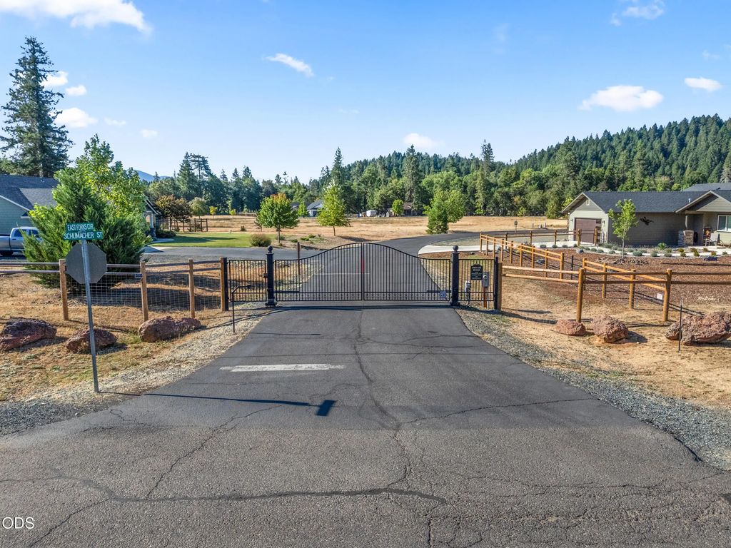 597 E Forks Circle 21, Cave Junction