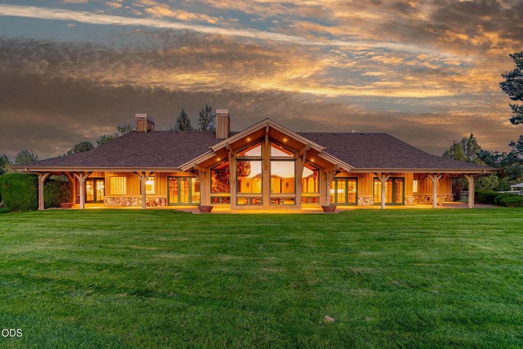 18975 Pinehurst Road, Bend