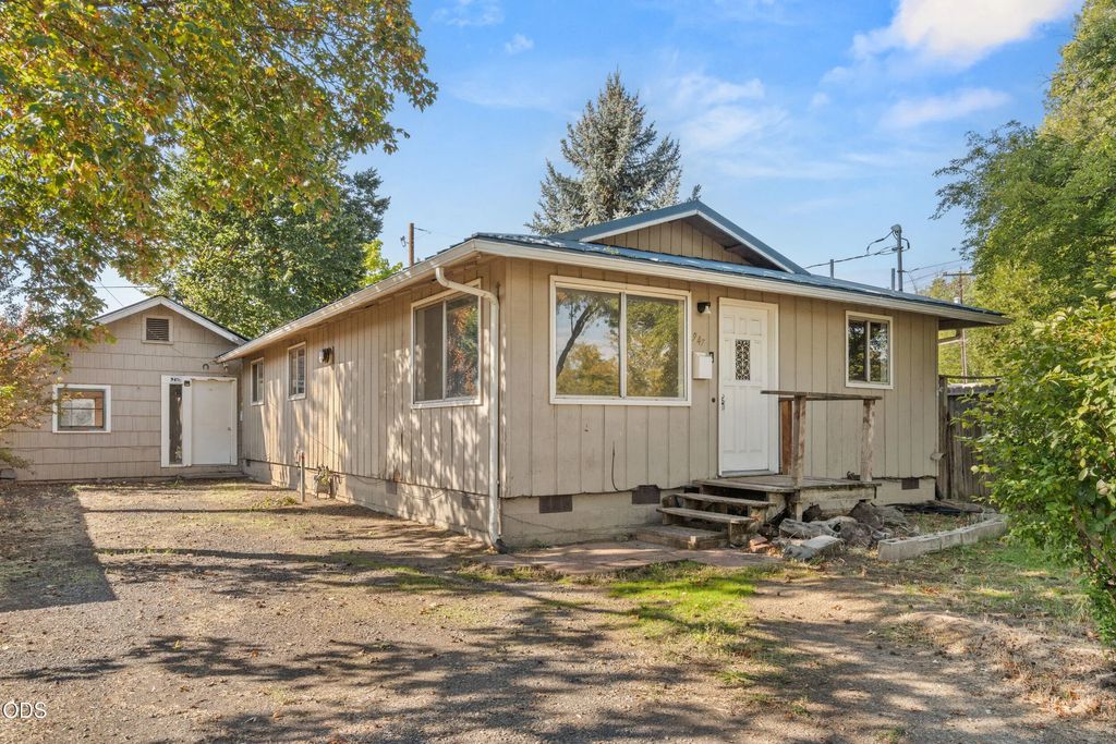 947 Dakota Avenue, Medford