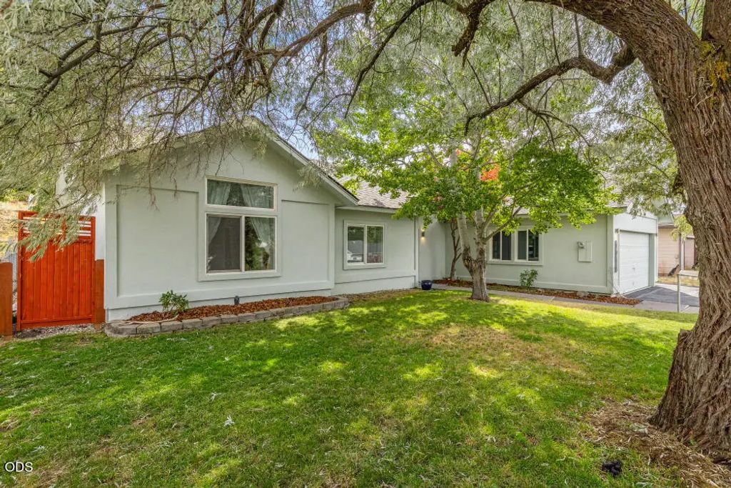 2038 California Avenue, Klamath Falls