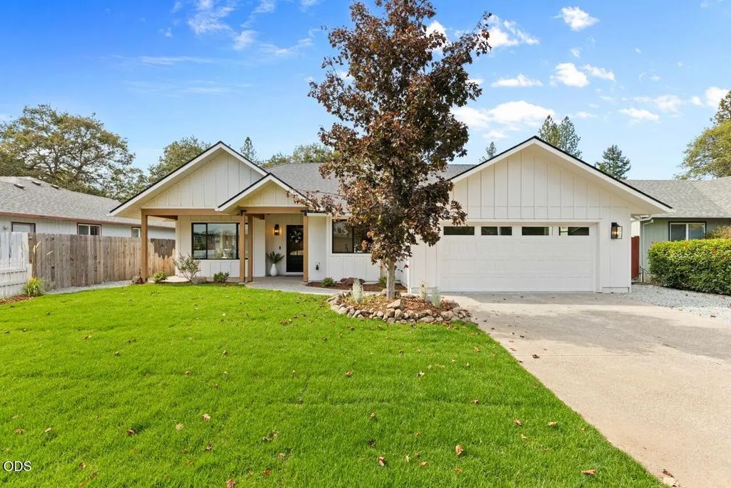 335 Yew Wood Drive, Shady Cove