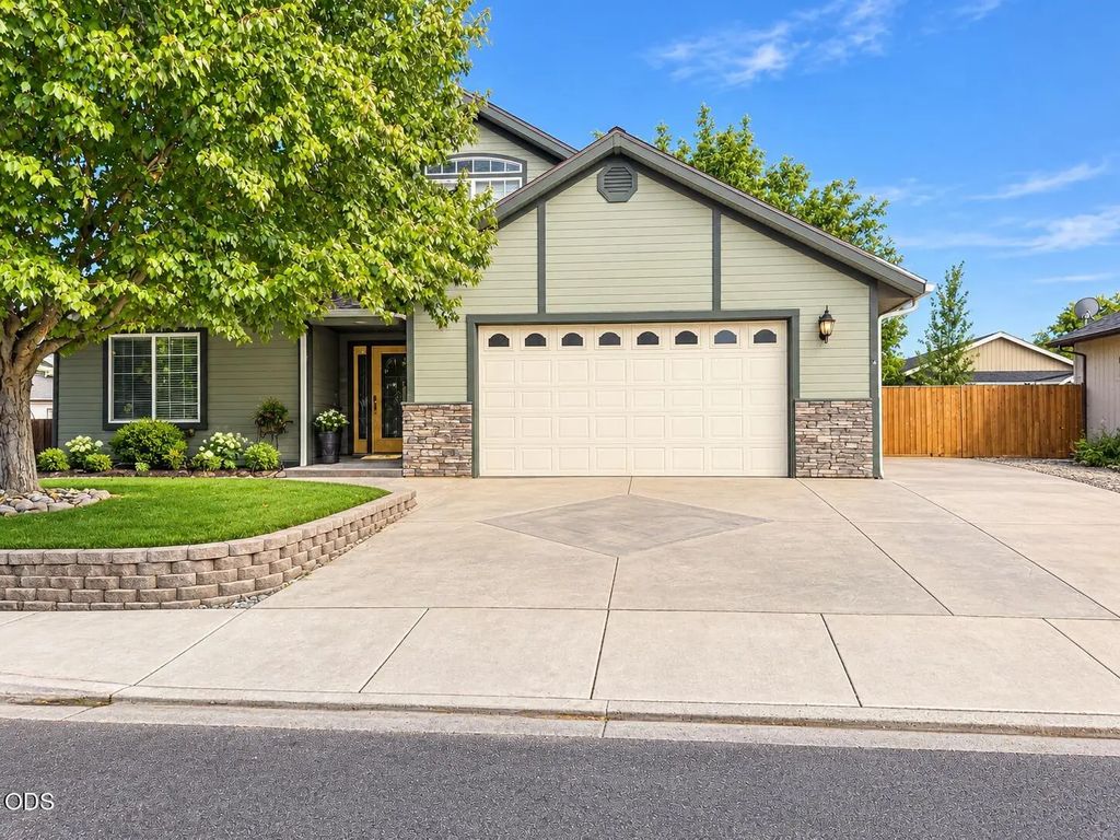 1052 Kensington Court, Central Point