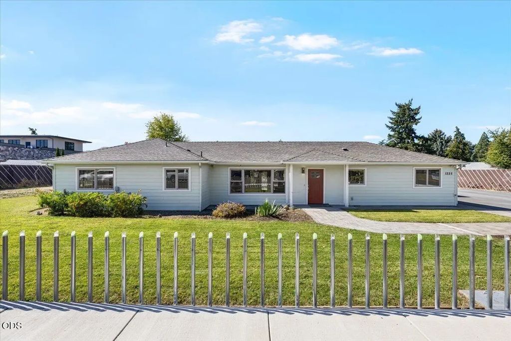 1225 Corona Avenue, Medford