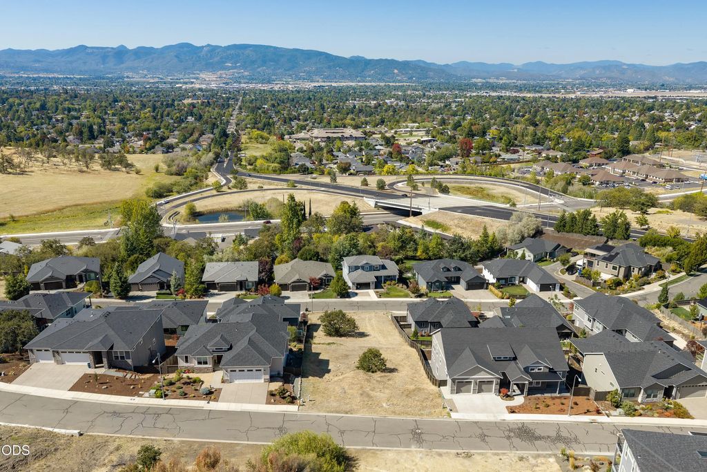 581 E La Strada Circle, Medford