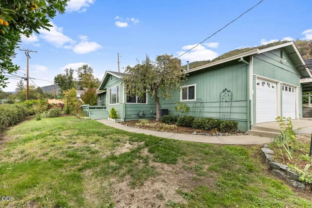 945 Ne Beacon Drive, Grants Pass