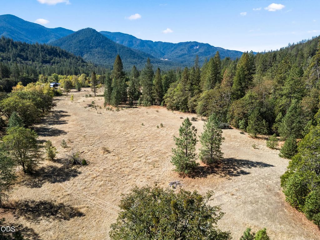 685 Bolt Mountain Road, Grants Pass