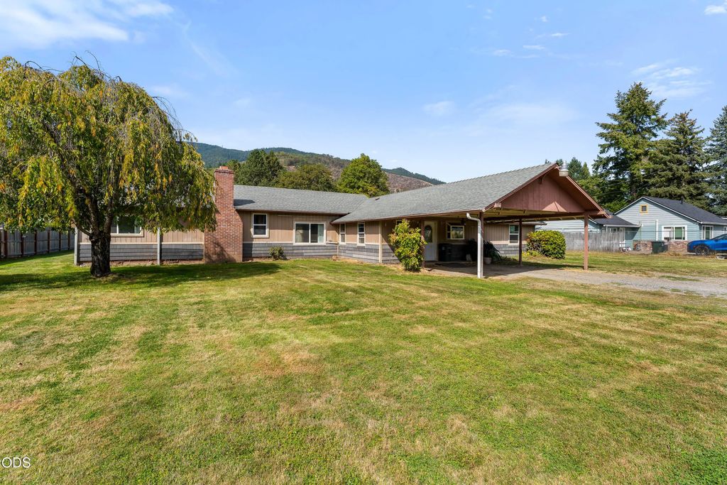 175 W Evans Creek Road, Rogue River