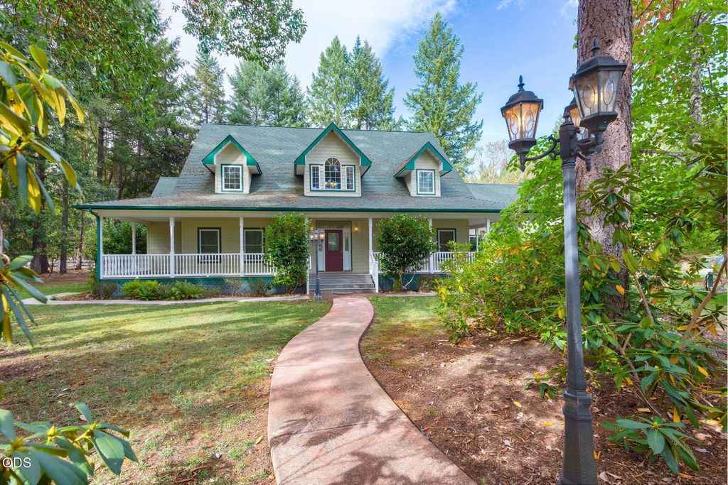 306 White Oak Drive, Cave Junction