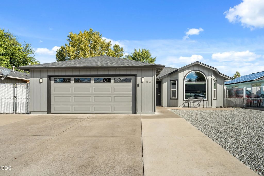 1003 Juanita Way, Central Point