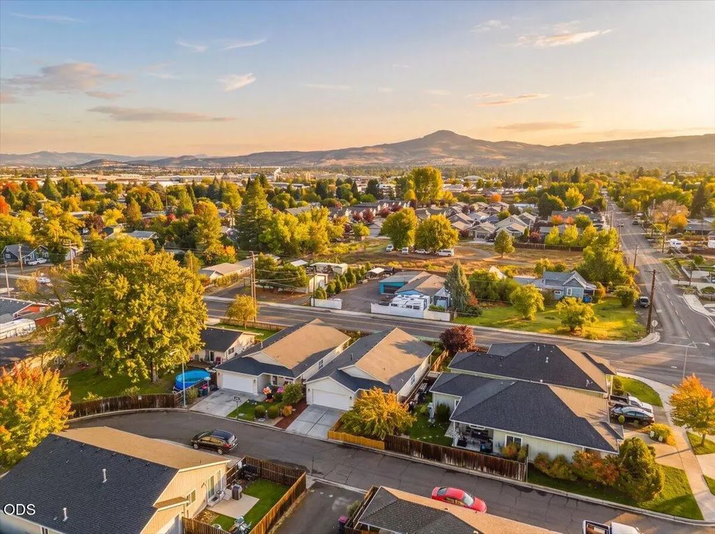 2320 Kamerin Lane, Medford