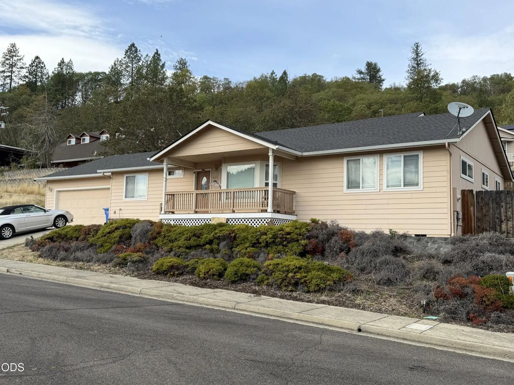 605 Lia Way, Rogue River