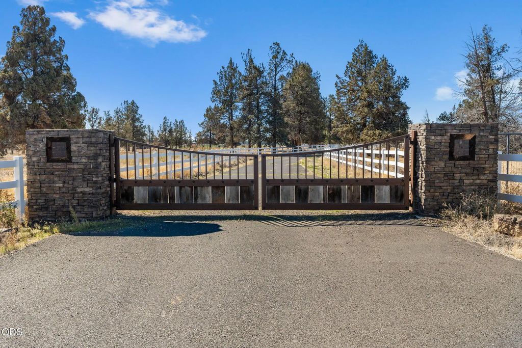 4710 Ne Smith Rock Way, Terrebonne