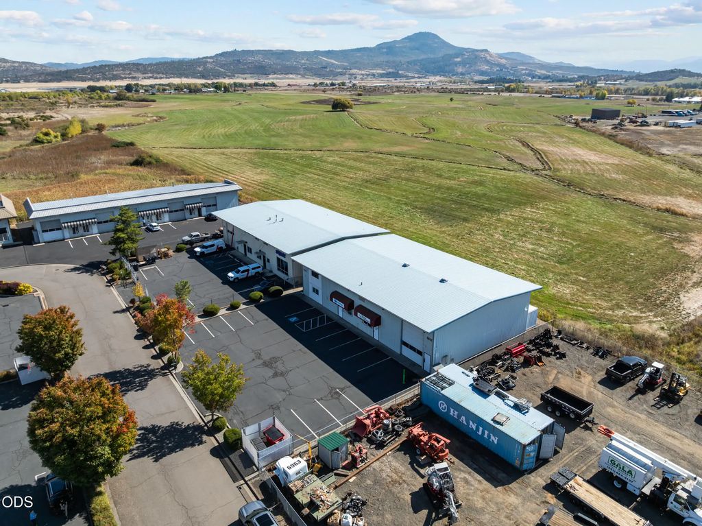 6026 Crater Lake Avenue, Medford