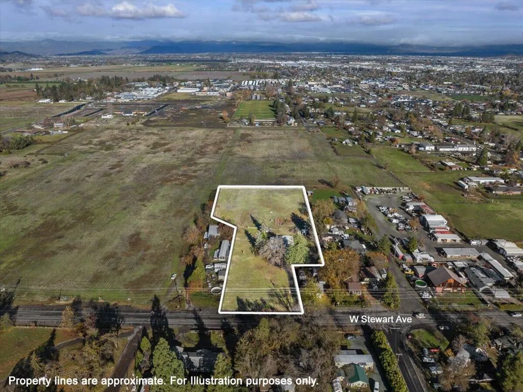 2554 W Stewart Avenue, Medford