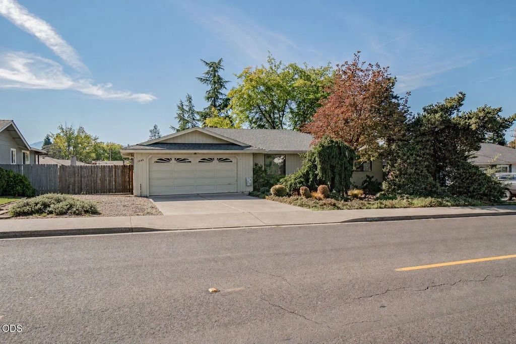 1546 Roberts Road, Medford