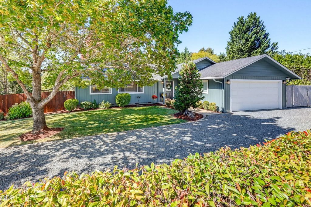 529 Broadway Street, Rogue River