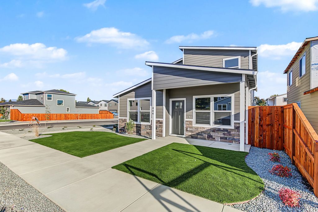 944 Honey Bee Street, Medford