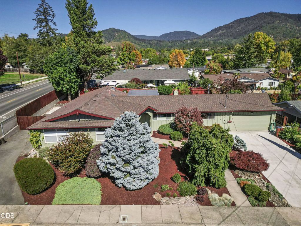 734 Nw Midland Avenue, Grants Pass